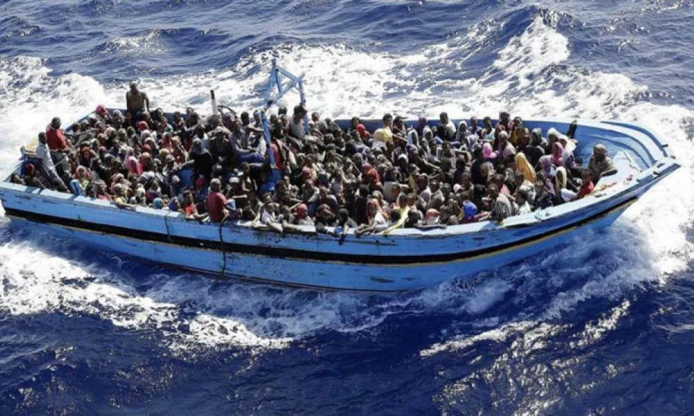 Θαλαμηγός με 170 μετανάστες: Ρυμουλκείται στην Καλαμάτα